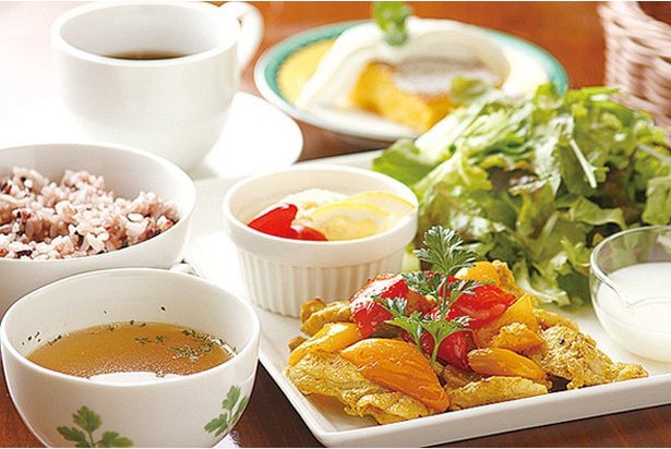「週替りランチ」(1200円)。デザート付き / 山の上のカフェ Garden