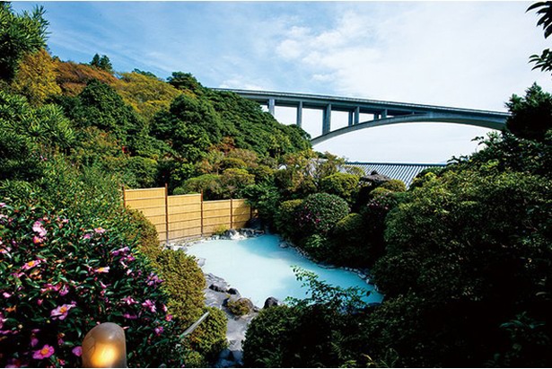 明礬橋、湯けむりを望む景観は深い歴史を感じさせる / 岡本屋旅館 