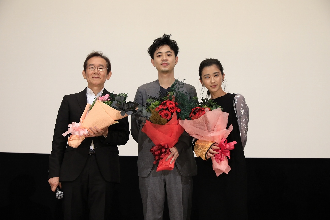 周防監督から成田凌と黒島結菜へ、プリザーブドフラワーのプレゼント!