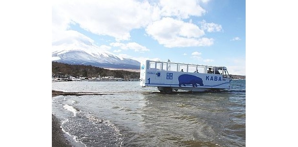 富士山から湖まで！ 山中湖にポップな“水陸両用バス”が登場