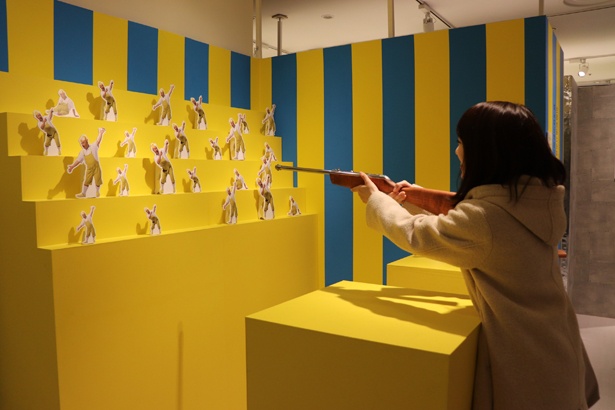 「クロちゃん縁日」の射的は、本格的で的に当たった時の爽快感も抜群。ストレス解消に最適なコーナー！