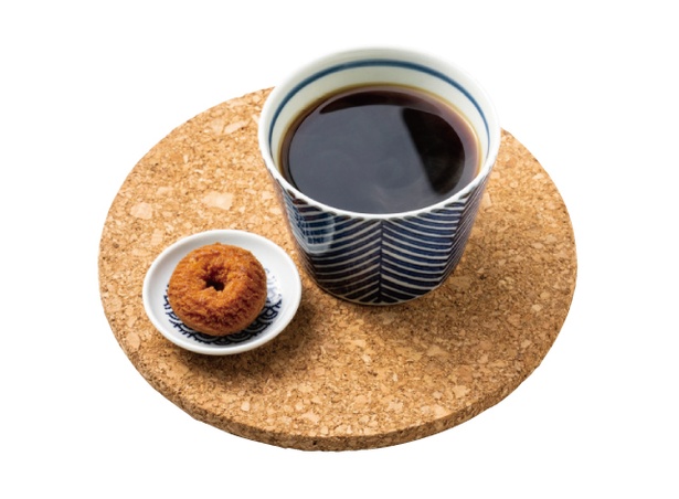 コーヒー(500円・税込)。ミニドーナツが付く。香り豊かなコーヒーで体を温めよう / megane coffee＆spirits