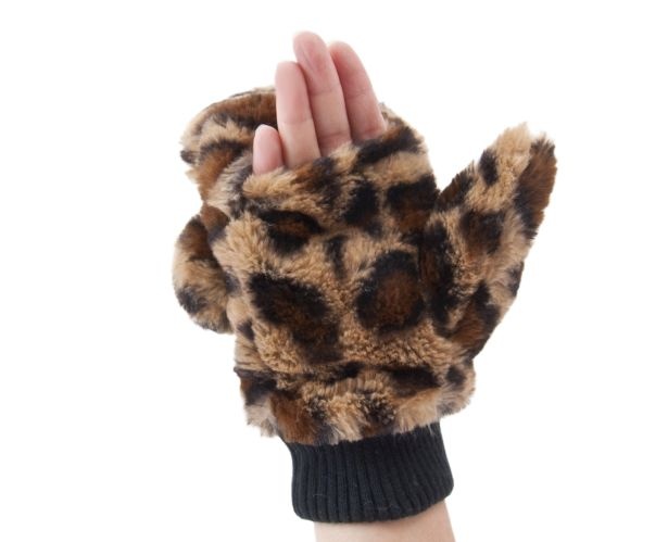 「手袋」(2500円)はスマホ使用時にも便利なデザイン！