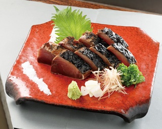 豪快な炎でいっきに焼く！東海エリアに土佐の伝統調理法“ワラ焼き”の人気店がオープン