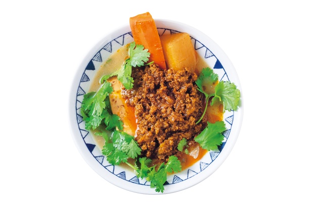 【写真を見る】しっかりスパイスとパクチーの香りが効いた、ご飯をダイブさせたくなるキーマカレー豚汁(840円・税込)/野菜を食べるごちそうとん汁 ごちとん ホワイティうめだ店