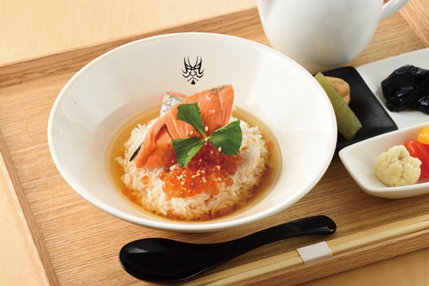 香ばしい切り身を贅沢に使った、紅鮭とイクラ茶づけ(950円・税込)/暫