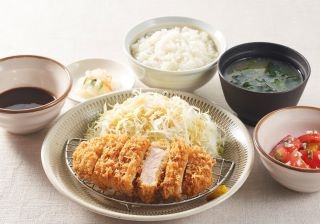 ジョナサンでイベリコ豚を堪能！好みの調味料とのペアリングを楽しんで