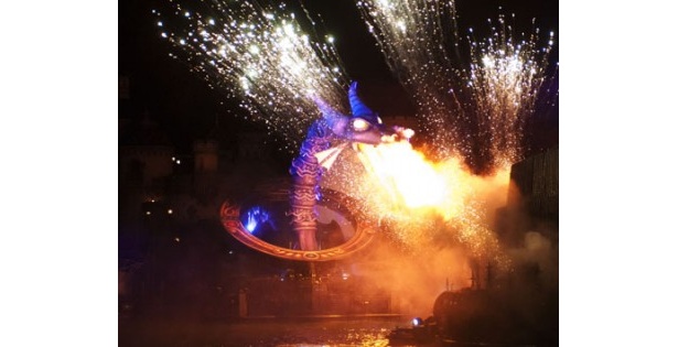 魔法の鏡の中から、高さ15mの巨大ドラゴンが登場！
