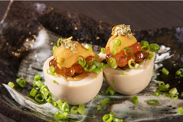 ｢煮卵のイクラウニのせ｣(650円)は、秘伝のタレで煮た卵に金箔などをのせ豪華に