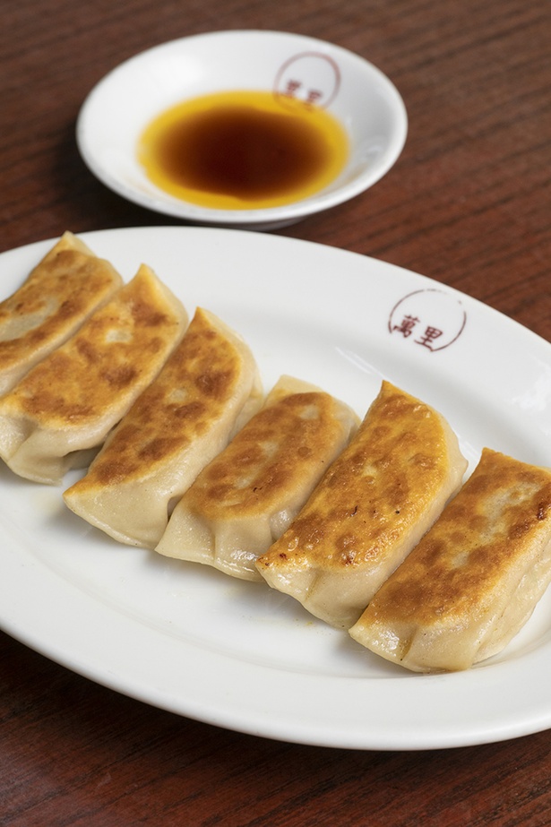 ｢焼餃子｣(374円)は、6個入り。モチモチの皮に包まれたあんは白菜、豚肉、ニンニク、生姜のみ。生姜が効いたあっさりした旨味で何個でも食べられる