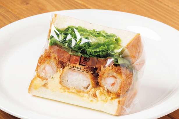 ラルジュ杁中の惣菜系で最もボリュームがある「太～いエビフライとたまごタルタル」(580円) / ラルジュ杁中