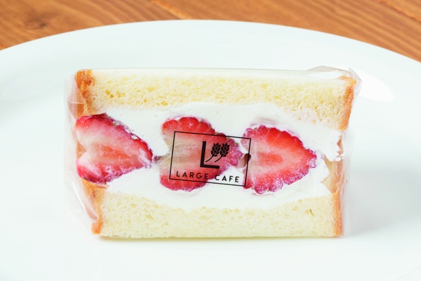 生食パンでイチゴをサンド！横置きでボリューム感満点だ。「いちごサンド」(470円) / ラルジュ杁中