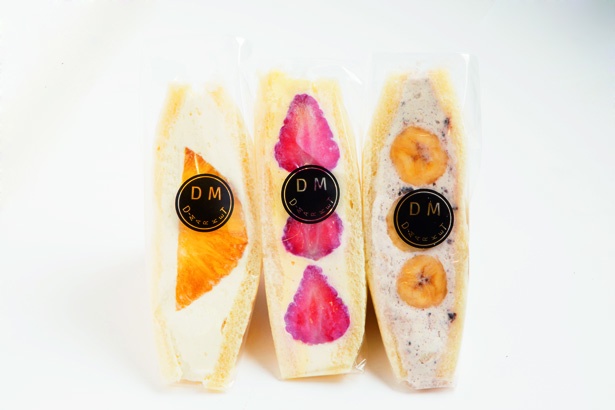 「パインのフルーツサンド」(左 500円～)、「いちごのフルーツサンド」(真ん中 500円～)、「バナナのフルーツサンド」(500円～) / フルーツ工房 デザーラ