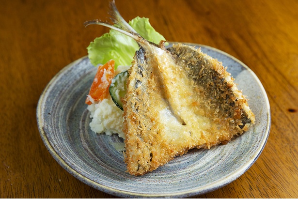 ｢神奈川あじフライ｣(500円)は、コロモがフワフワッ！手作りのポテトサラダも人気