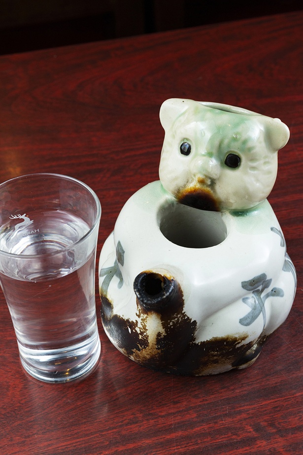 ｢たぬき(小)｣(620円)。日本酒は兵庫の｢白鹿｣で、このタヌキの徳利で出される。 焼鳥は箸が出されないので注意を