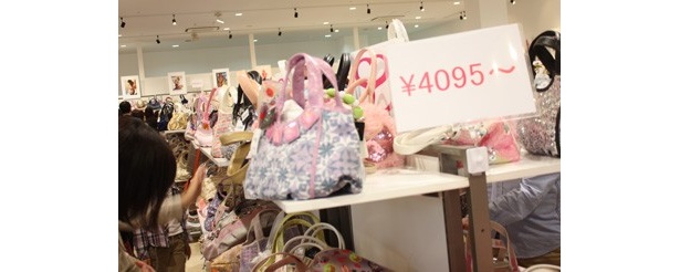 カラフルな柄やストーンなどの装飾が施されたかわいいバッグが「3686円」や「4095円」という値段で買えてしまう！