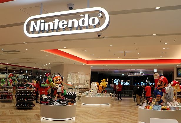 たくさんのスタチューが出迎えてくれる広々とした「Nintendo TOKYO」店内
