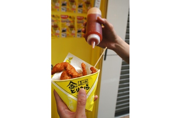 アツアツの唐揚げにソースをトッピング