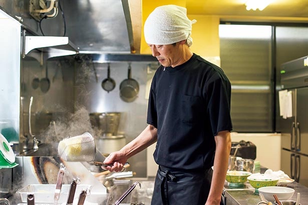味噌の香ばしさを活かした一杯を作る店主・平井靖さん