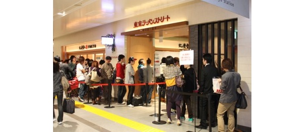GWは朝から晩まで、常に平均約30分～40分待ちの｢東京ラーメンストリート｣入り口付近。中でも一番の行列は｢六厘舎TOKYO｣だ！