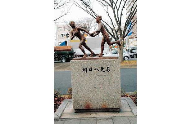 鶴見中継所では駅伝の銅像がお迎えします！
