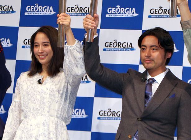 トーチを掲げる東京2020オリンピック聖火リレーランナーの山田孝之、広瀬アリス