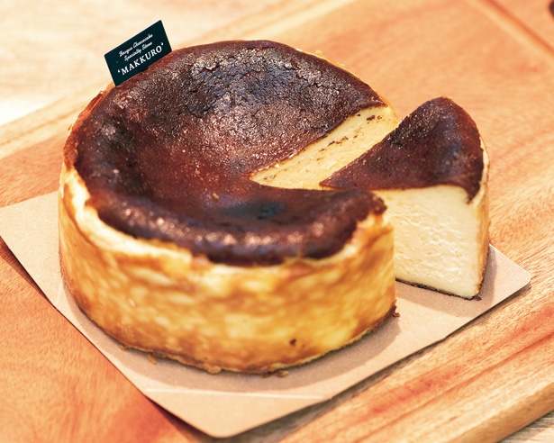 「バスクチーズケーキ(12cm)」(1800円)は、コクはあるがあと味はすっきりで、チーズの甘味と酸味を堪能できる