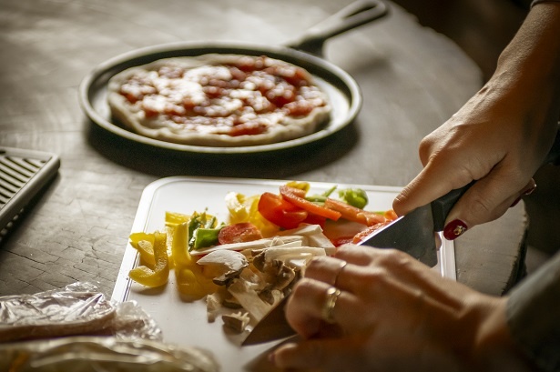 具だくさんで食べ応えのあるピザ!「康平が食べやすいように小さめにカットします」とママ