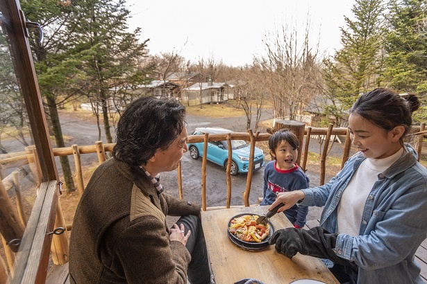 ピザをカットするママ。「さぁ食べよう!生地が薄めだから、パリパリでおいしいよ~」