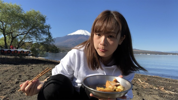 【写真】食べるときも真剣な私(笑)。富士山の雄大な姿を望みながらのそとごはん。目の前に絶景が広がっていれば、何を食べてもおいしく感じること間違いなしです！