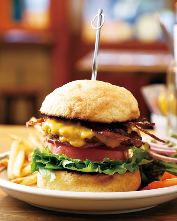 【写真を見る】メロンパンではさんだ限定バーガー！牛肉の香り＆肉汁と絶妙に合う「メロンパンバーガー」(1350円) / MEIHOKU Burger