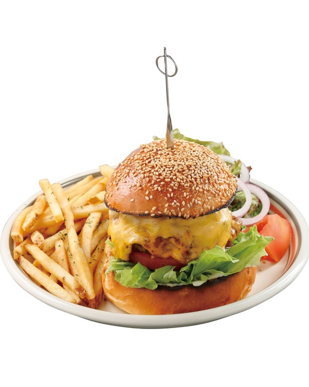 チェダーチーズ2枚のリッチな風味が味わえる「ダブルチーズバーガー」(1300円)もおすすめ / MEIHOKU Burger