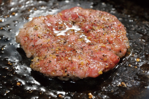 肉の名店スギモトから仕入れる赤身肉と牛脂のビーフ100％パティは、臭みはなく肉の旨味たっぷり。スパイシーな味付けも魅力 / MEIHOKU Burger