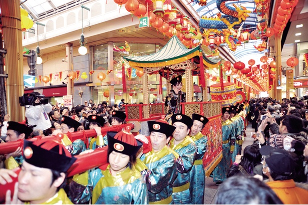 【写真を見る】中国衣装などを着た約150人が練り歩く「皇帝パレード」/ 2020長崎ランタンフェスティバル