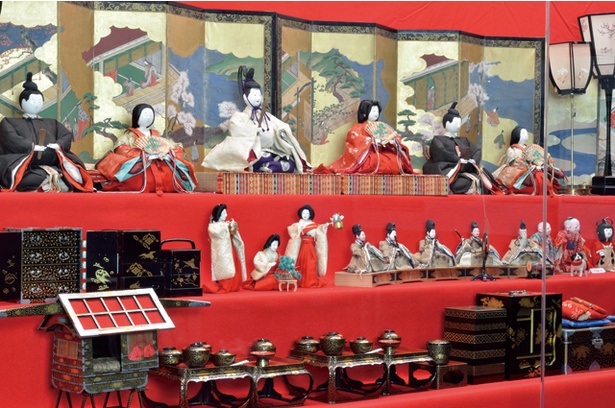 徴古館では、鍋島家に代々伝わる由緒あるひな人形やひな道具が所狭しと並ぶ / 佐賀城下ひなまつり