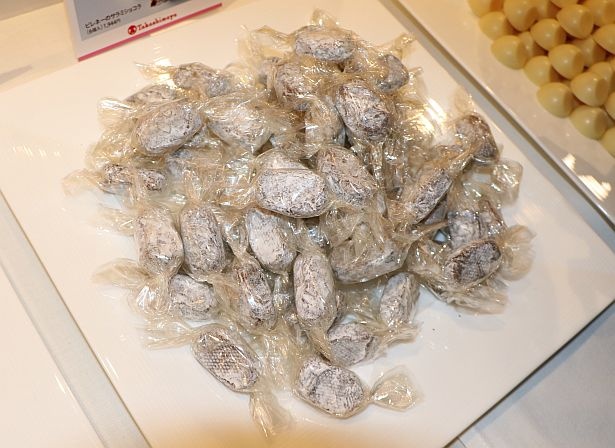 グザビエ・ベルジェ氏によるピレネー名物「サラミ」をかたどった手づくりのプラリネチョコレート