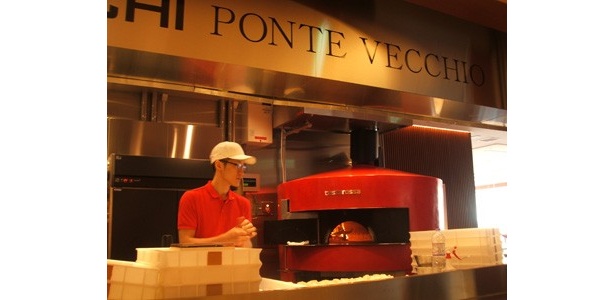 「エキ ポンテベッキオ ア オオサカ」で使うピザ窯はイタリアのアクント社製