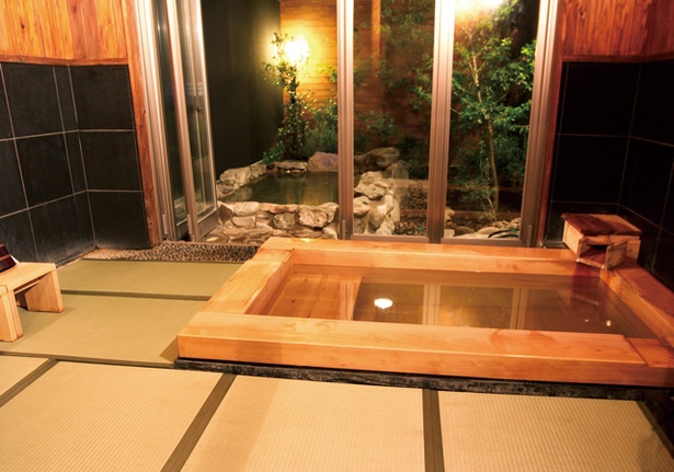 「夕月の湯」には畳敷きの洗い場にヒノキの浴槽と岩風呂がある / 温泉邸 湯～庵