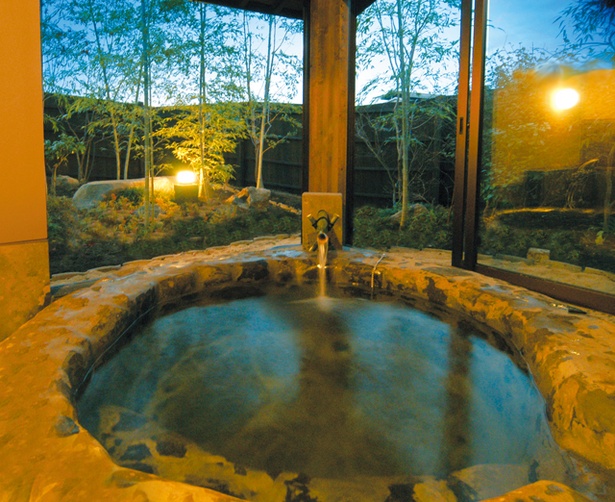 石を組み上げて作る、通称「カボチャ風呂」が設置された「竹林」 / 家族湯 はなみずき