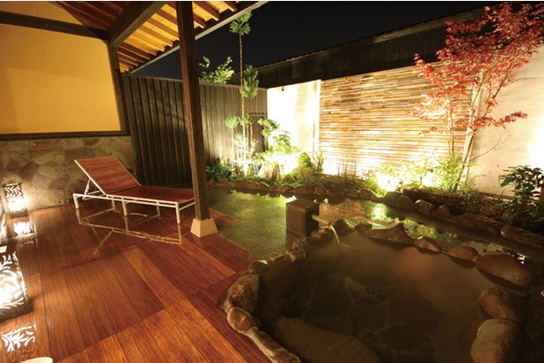 人気の貸切り湯「藤 fuji」(50分3500円)。内風呂と露天風呂が付く。夜にはライトアップされ幻想的な雰囲気に。 / 天然温泉 一休