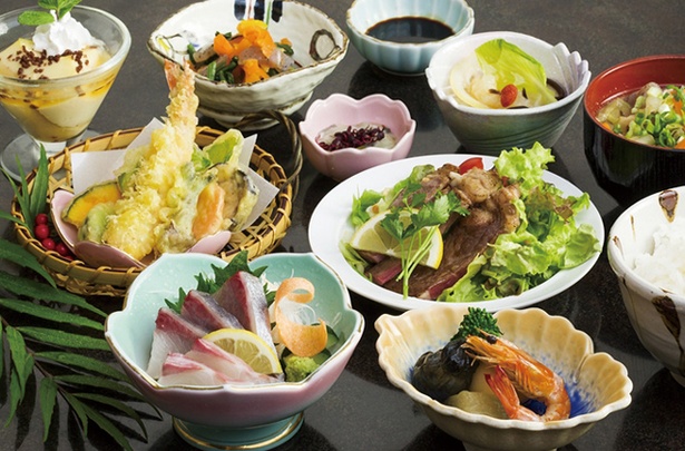 食事処で味わえる「温泉御膳」。旬野菜の天ぷらにだご汁、刺盛りと豪華な一膳だ / 天然温泉 一休