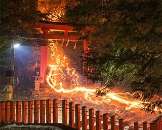 熊野に春を呼ぶ歴史ある火祭り「御燈祭り」が和歌山県新宮市で開催