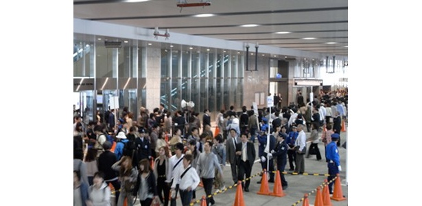 入口までは人数制限などの整備が行われ、混雑を緩和している