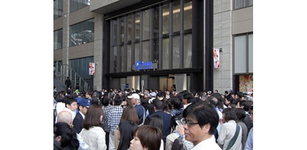 「JR大阪三越伊勢丹」の2階エントランス付近の混雑風景