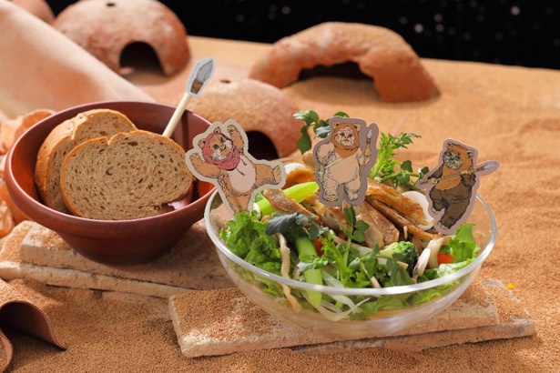 エンドアの森をイメージしたサラダ。「＜イウォーク＞ エンドアの森風 ザクザク♪サラダパスタ」(1690円)