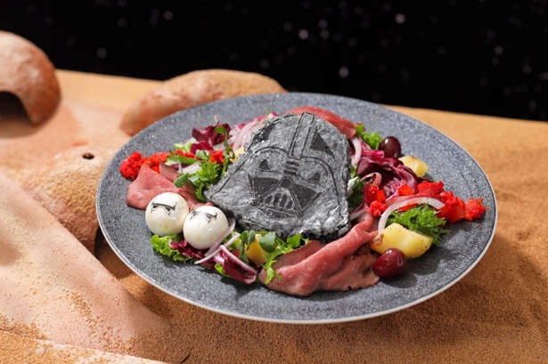 赤をポイントとした、食べ応え十分なローストビーフプレート。「＜ダース・ベイダー＞ 深紅のローストビーフプレート」(1690円)