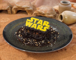 作中メニューが登場！ミュージアム形式の「スター・ウォーズ」OH MY CAFEが名古屋にオープン
