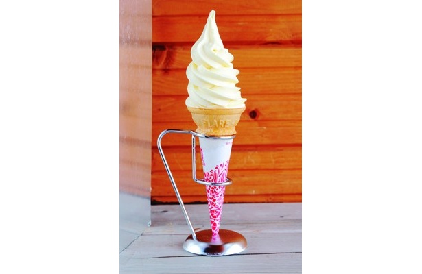 1時間経っても垂れないという、画期的なスイーツ「溶けにくいソフトクリーム（バニラ）」(300円)