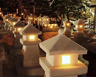 暖かなろうそくの光が会場を包む「上杉雪灯篭まつり」が山形県米沢市で開催