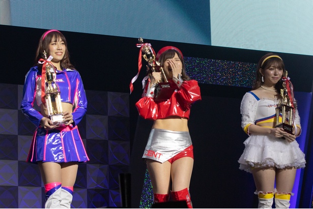 受賞した瞬間、口に手をあてて喜ぶ川村さん